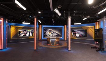 LED-Wand und zwei große Displays im Viaplay-Studio