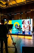 Studio mit LED-Wänden fur digitalen Stream