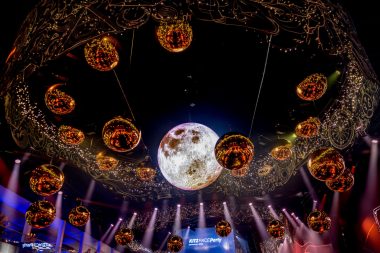 LED-Sphäre als Mond in die visuelle Show integriert