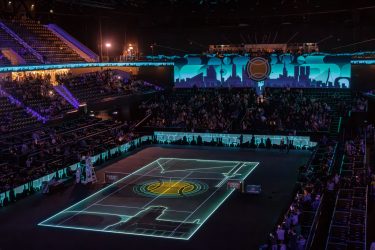 Show mit Projektion auf das Spielfeld in der Halbzeitpause