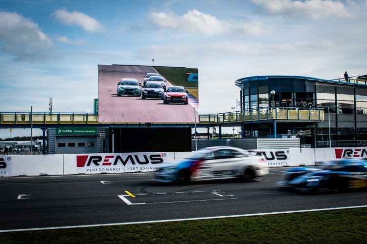 Écran LED mobile lors d'un événement de course