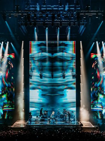 Spectacle Davina Michelle avec grand écran LED rectangulaire