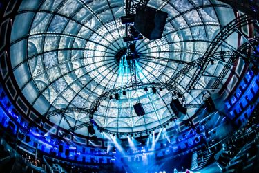 Projection mapping sur le plafond de la salle de conférence