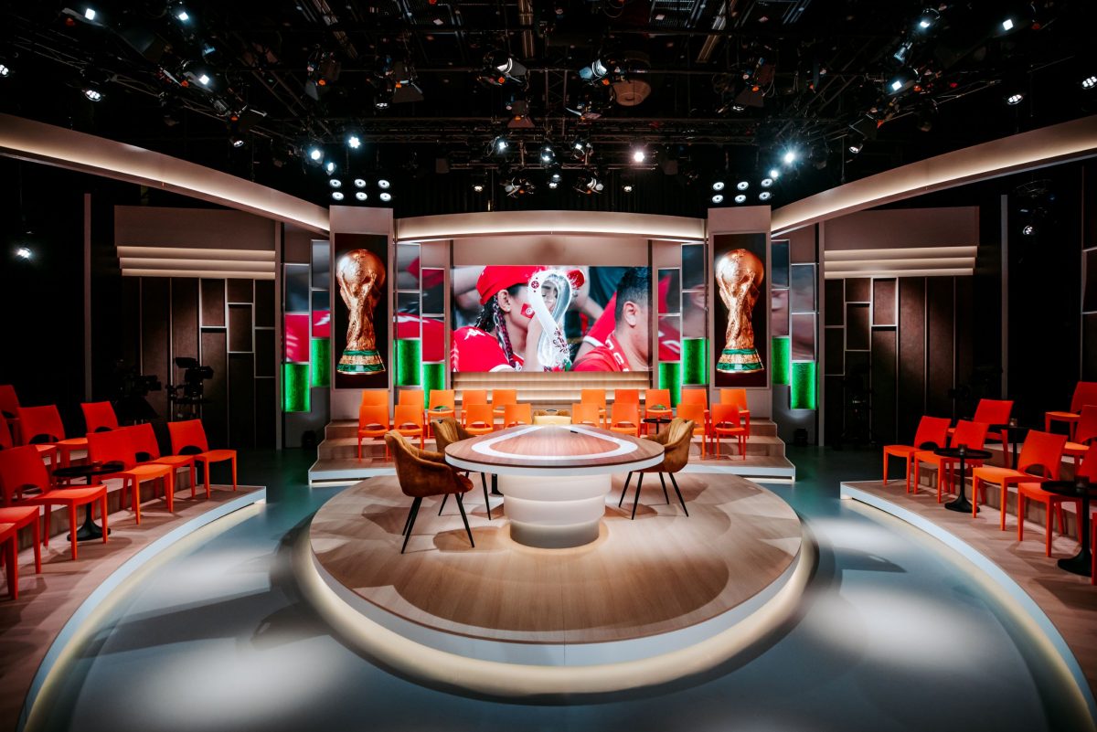 Studio TV avec écran led et moniteurs