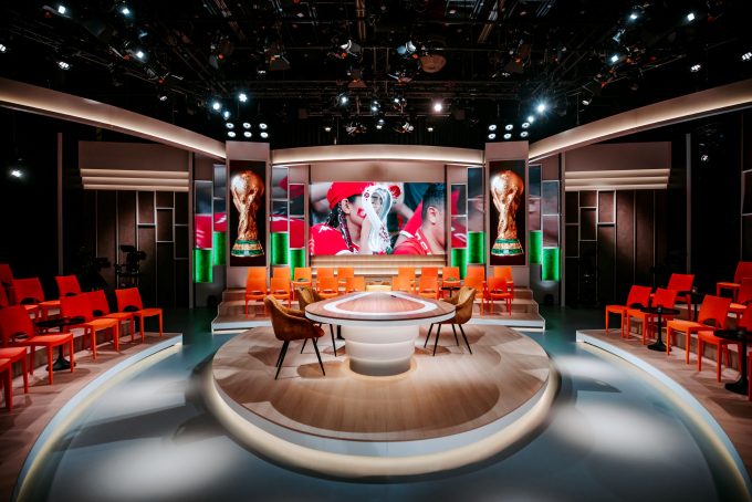 Studio TV avec écran led et moniteurs