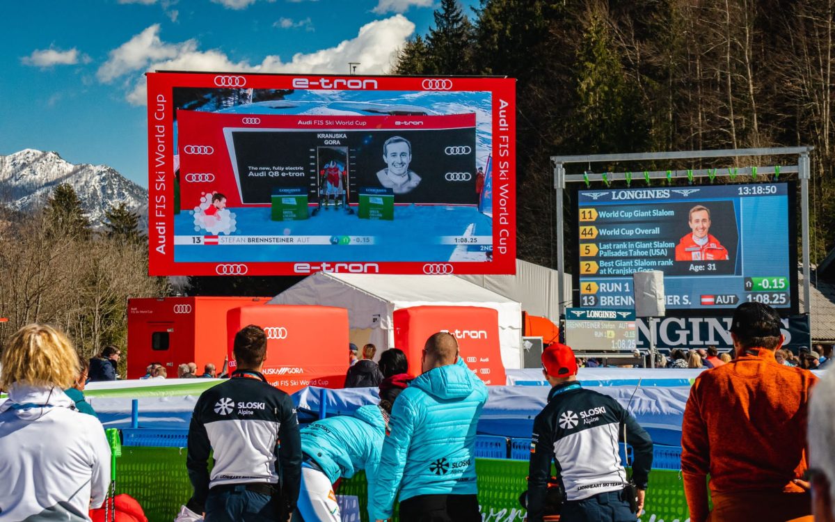 Plusieurs écrans LED pour suivre l'action sur les pistes.
