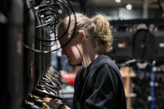 Montage de l'écran LED par le technicien AV