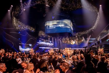 Des cubes LED avec du contenu numérique lors d'un déjeuner d'affaires