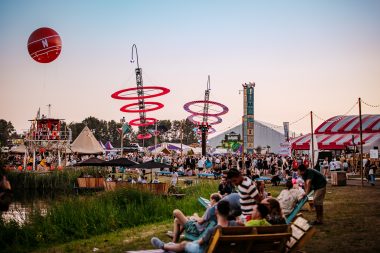 LED-torens op het terrein van Lowlands, de torens zijn voorzien van LED-strips en dienen als herkenningspunt.