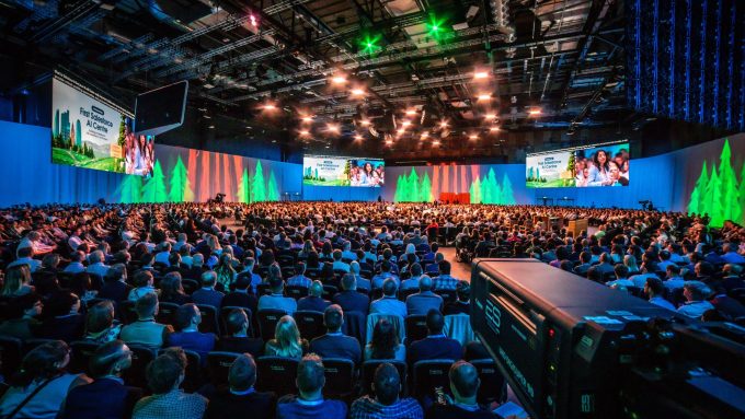 Grote LED-schermen tijdens Salesforce conferentie in London