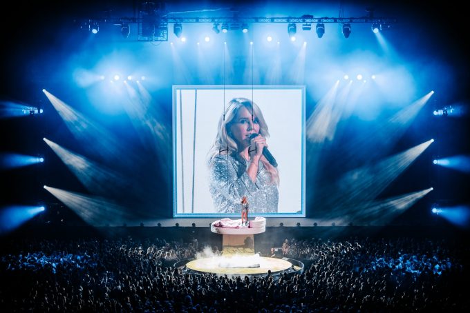 Chantal Janzen Pyjama party groot LED scherm