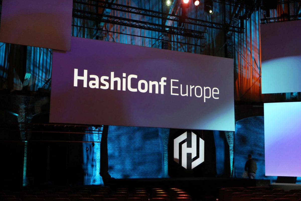 Meerdere LED-schermen op podium zakelijk cogres