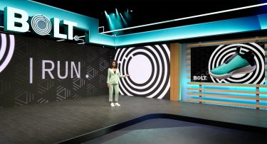 Presentatrice in digitale event studio.