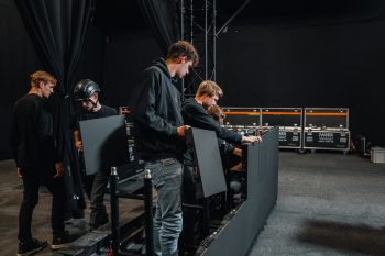 Studenten Faber Academy bezig met opbouwen LED-scherm