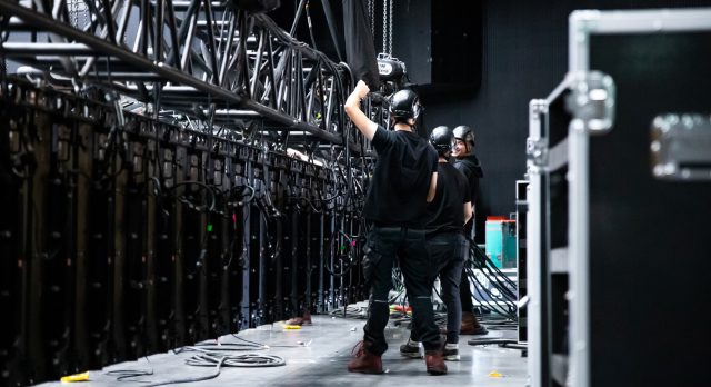 Installeren van LED-scherm door technici van AV bedrijf Faber