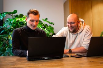 Marco Blomsma en Rueben van der Peet werken aan content voor stage design