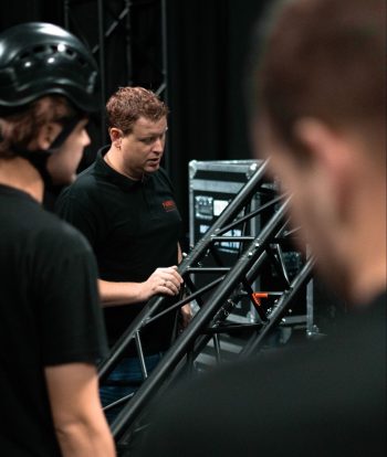 Tristan van der Mars geeft uitleg aan studenten op de Faber Academy