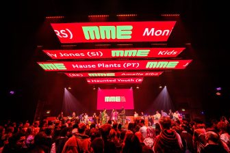 LED scherm verwerkt in plafond