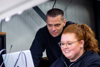 Dennis Hofman, manager Repair Center & Quality Control, samen met zijn collega