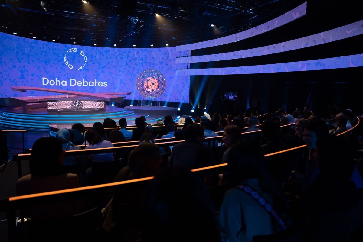 Zakelijke conferentie met presentatieschermen