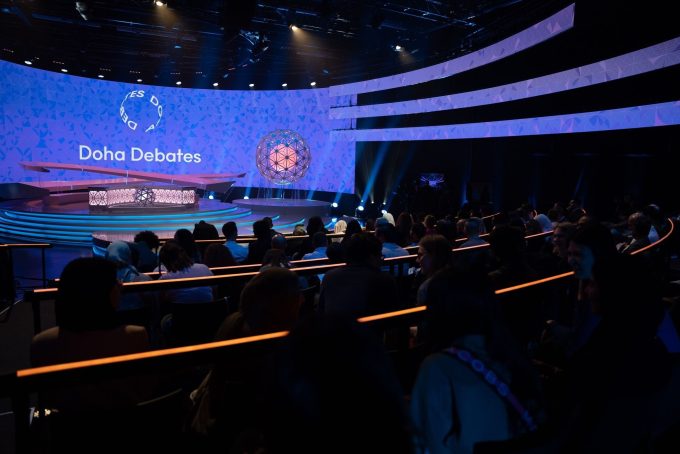 Zakelijke conferentie met presentatieschermen