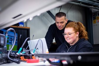 Dennis Hofman manager Repair Center samen met collega.