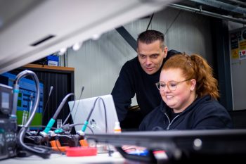 Dennis Hofman manager Repair Center samen met collega.