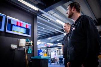 Pieter en Jeffrey aan het werk in het Warehouse van Faber