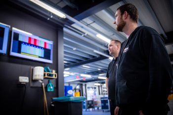 Pieter en Jeffrey aan het werk in het Warehouse van Faber
