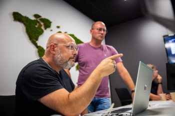 Afdeling logistiek Bas van Maanen en André Prins