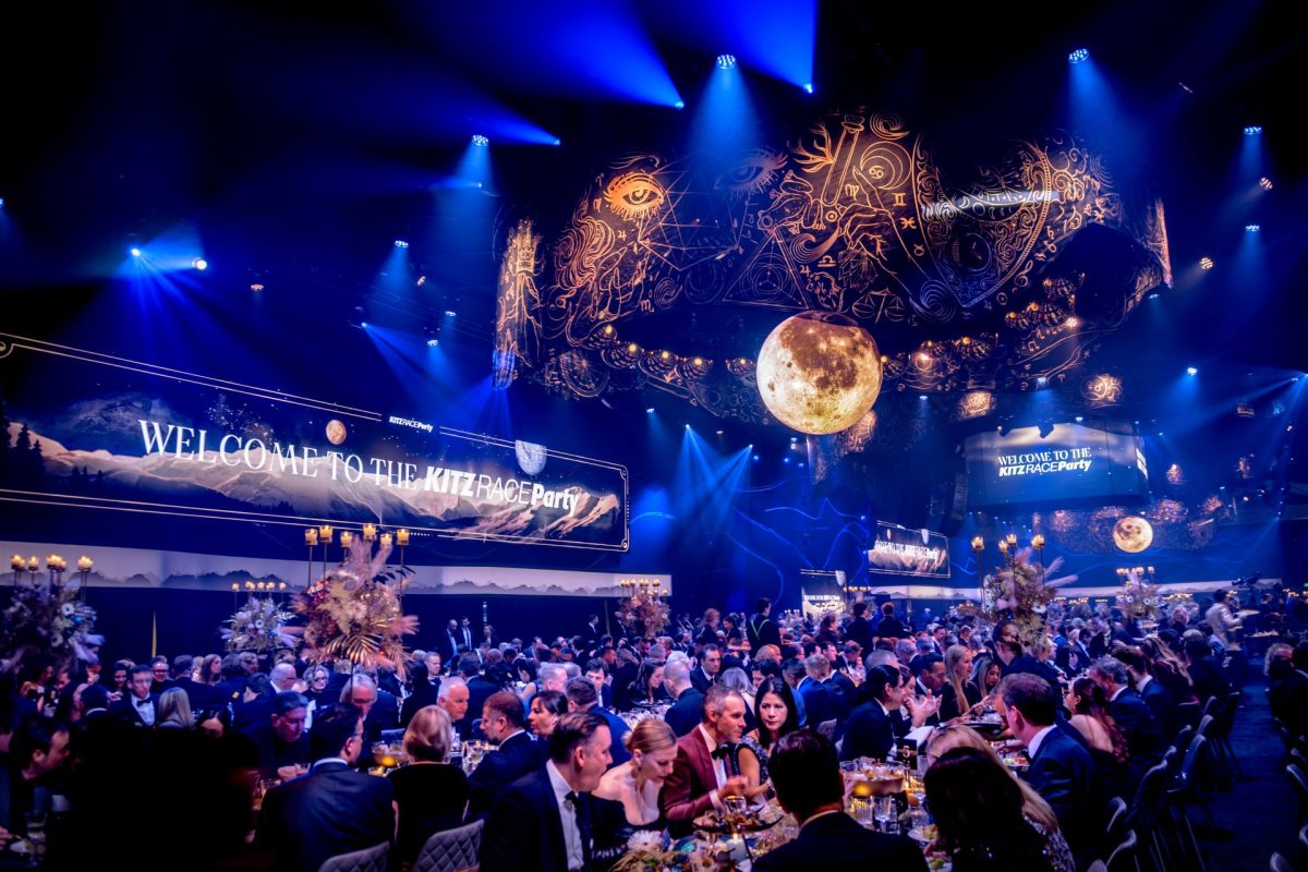 Spectaculaire show tijdens zakelijk diner met LED Sphere