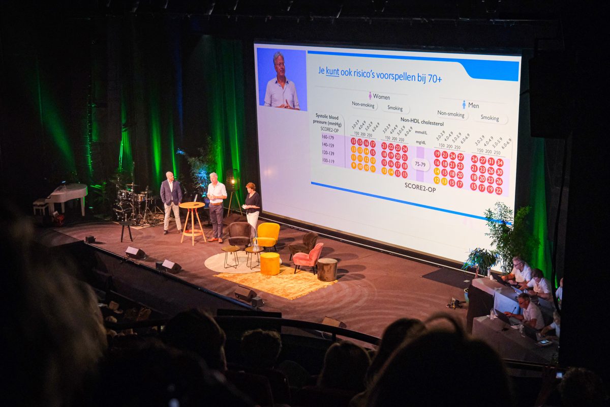 Presentatie met groot scherm tijden zakelijk symposium