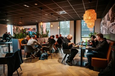 Collega's genieten van een lunch in de kantine