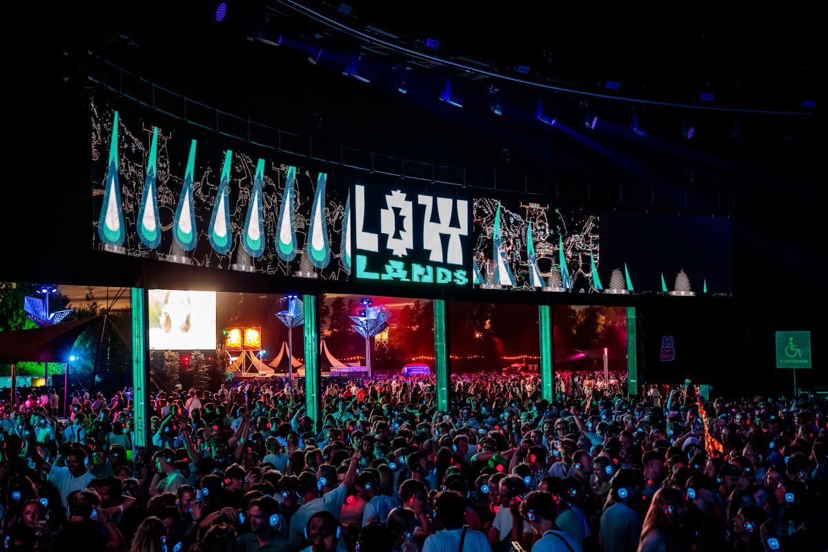 Hangend LED-scherm in de Bravo tent