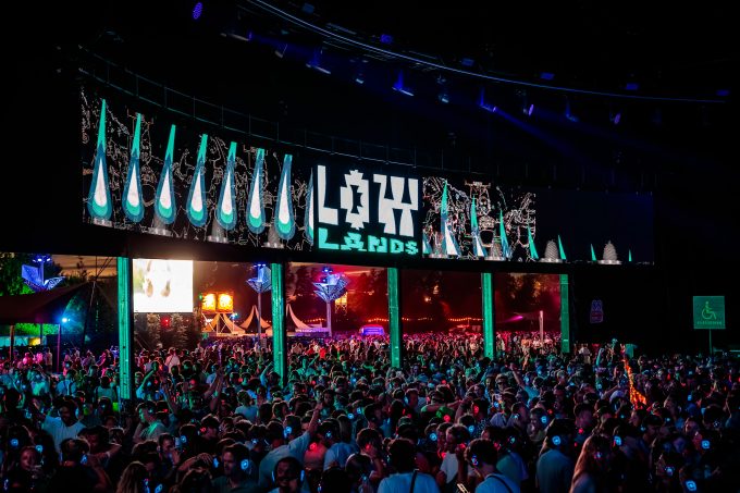 Hangend LED-scherm in de Bravo tent