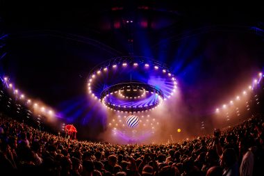 LED Sphere hangend in de Bravo tent